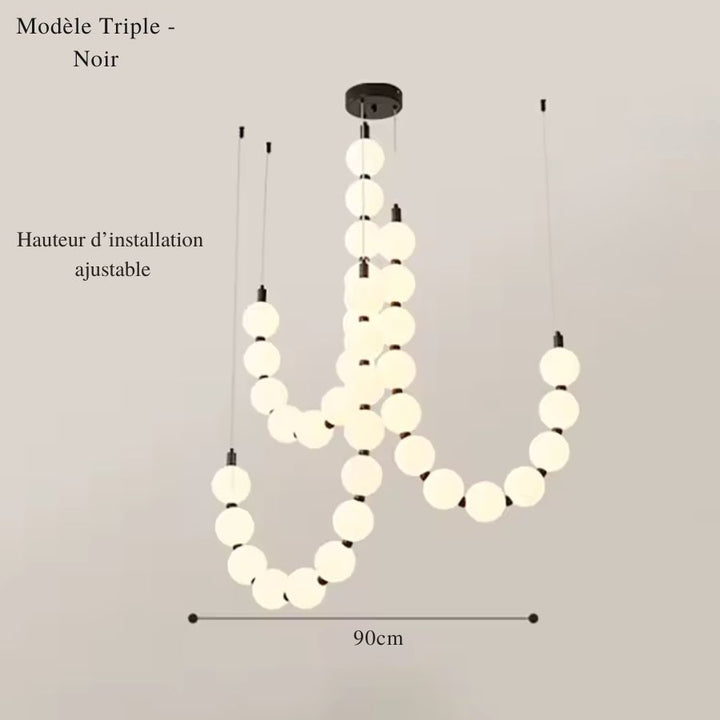 Trois courbes de globes lumineux composent ce lustre noir de 90 cm au style sculptural et aérien