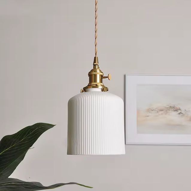 Suspension Colonne Cannelée en Céramique Blanche, suspendue dans un intérieur épuré au style scandinave chic et contemporain.