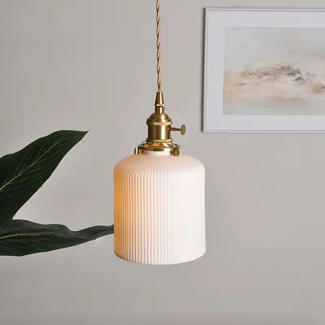 Suspension Colonne Cannelée en Céramique Blanche diffusant une lumière douce, parfaite pour une déco contemporaine, minimaliste ou japandi.