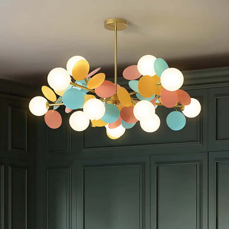Luminaire suspendu aux pétales multicolore aux accents modernes illuminant un coin salon à l'ambiance chaleureuse.