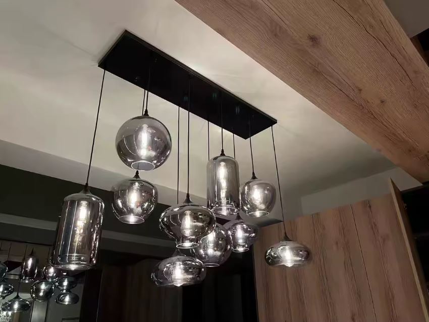 Grande suspension en verres fumés aux volumes variés, idéale pour une décoration moderne au style architectural.