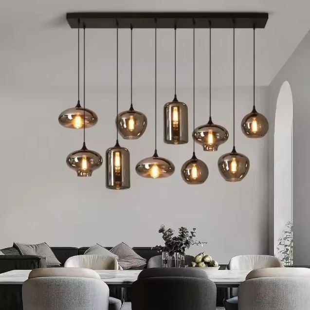 Suspension Composition de Verres Fumés Contemporaine mêlant globes et cylindres en verre dans une salle à manger moderne