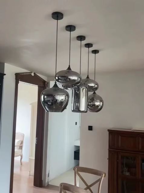 Composition suspendue en verres fumés aux silhouettes variées, esprit contemporain avec une élégante touche vintage.