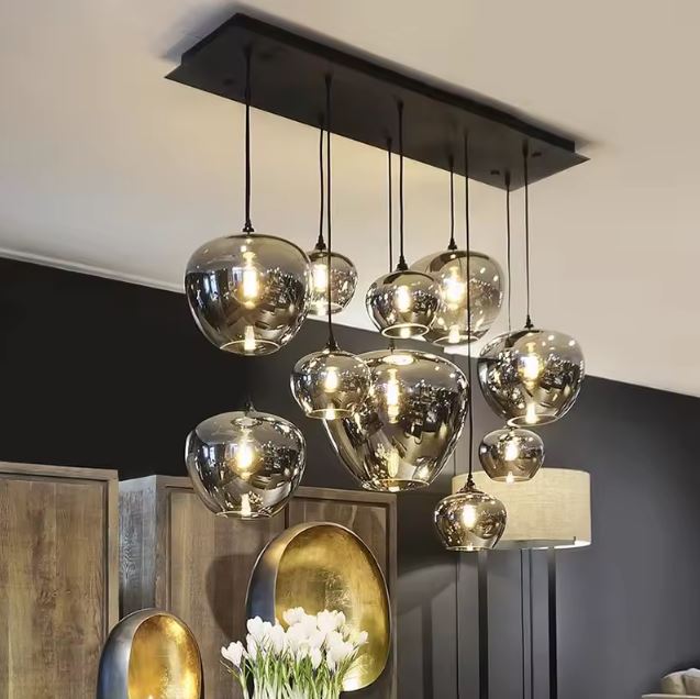 Suspension Composition de Verres Fumés Contemporaine à globes suspendus dans un intérieur design aux accents industriels