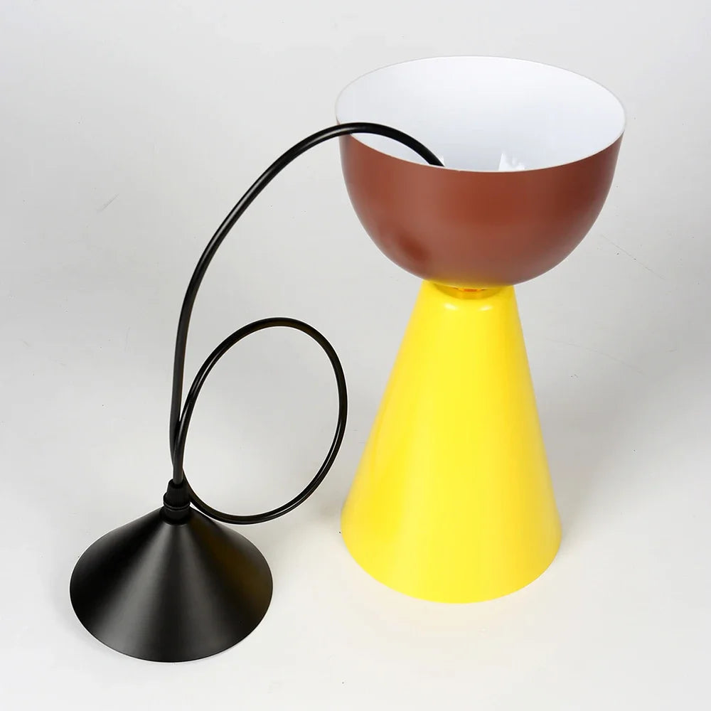 Suspension conique en métal jaune vif et brun chocolat, parfaite pour insuffler un esprit vintage et audacieux chez soi.