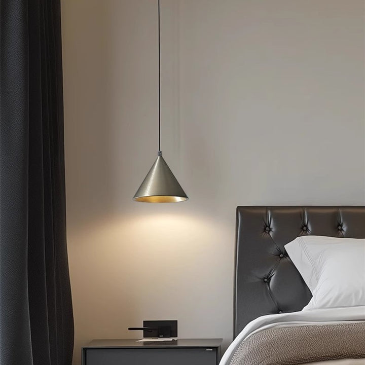 Suspension conique en métal haut de gamme, sublimant la décoration d'une chambre par sa forme géométrique sobre.