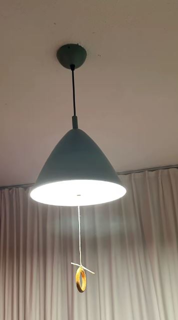 Suspension conique verte en métal au style scandinave et contemporain avec balancier décoratif suspendu