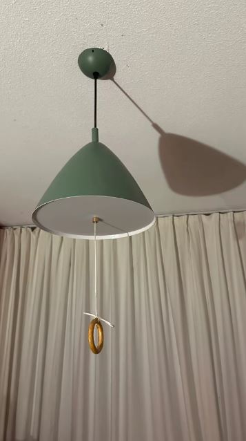 Suspension conique verte au style scandinave et minimaliste avec balancier décoratif, idéale pour un intérieur épuré