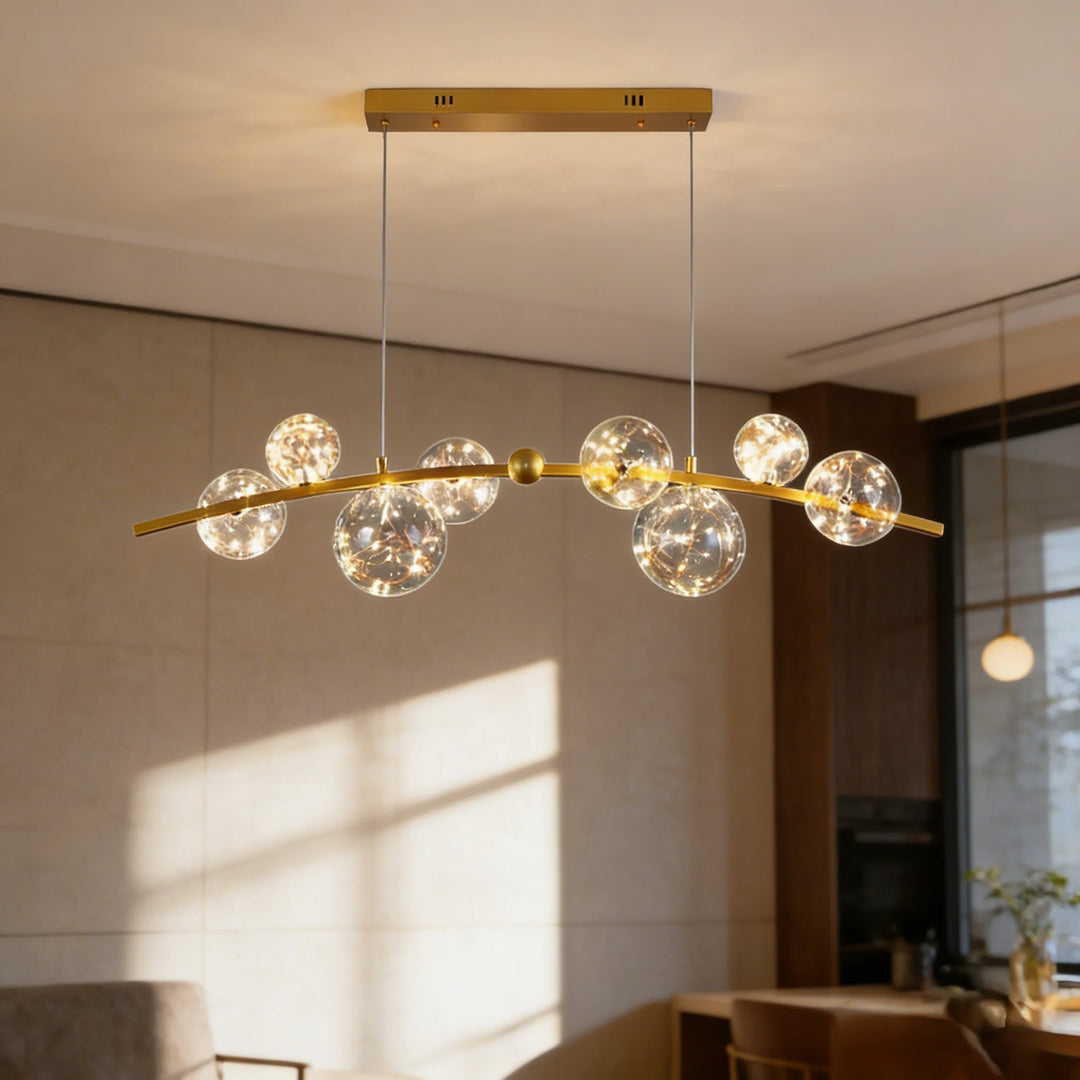 Suspension constellation étoilée à globes en verre illuminée dans un salon moderne au design chaleureux