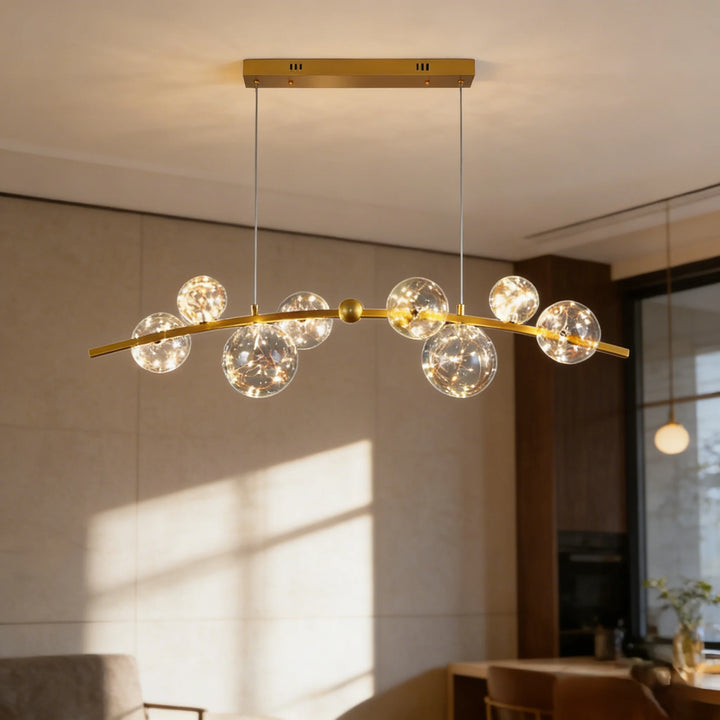 Suspension constellation étoilée à globes en verre illuminée dans un salon moderne au design chaleureux