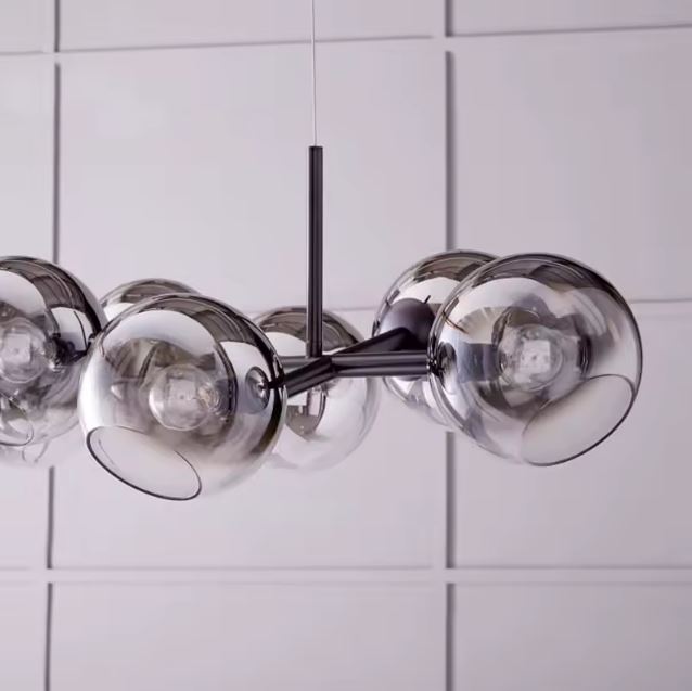 Gros plan de la Suspension Constellation Linéaire à Globes en Verre fumé avec structure noire minimaliste