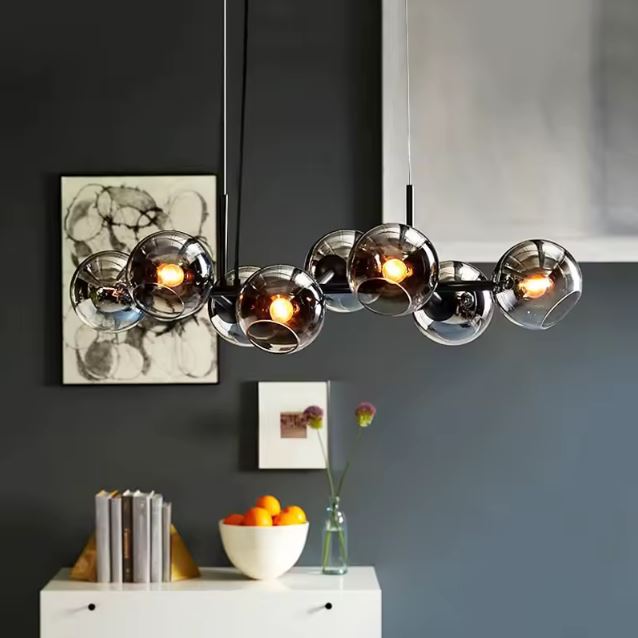 Suspension Constellation Linéaire à Globes en Verre fumé dans un intérieur contemporain aux accents industriels élégants