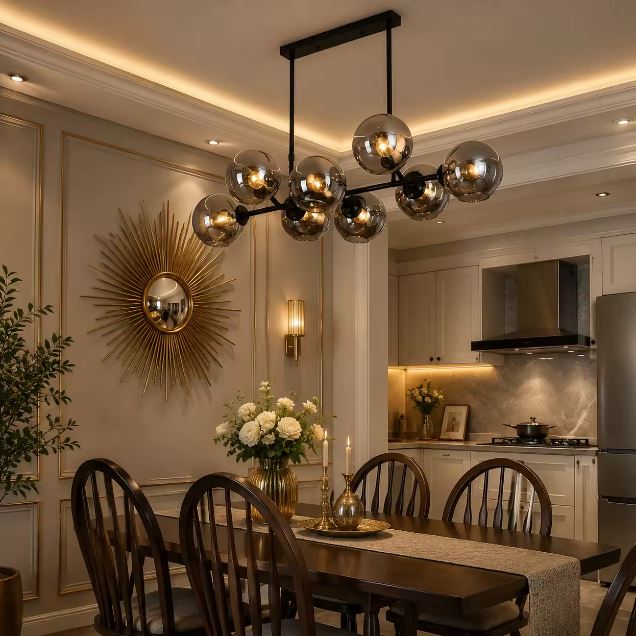 Suspension Constellation Linéaire à Globes en Verre fumé dans une salle à manger au style Art déco contemporain
