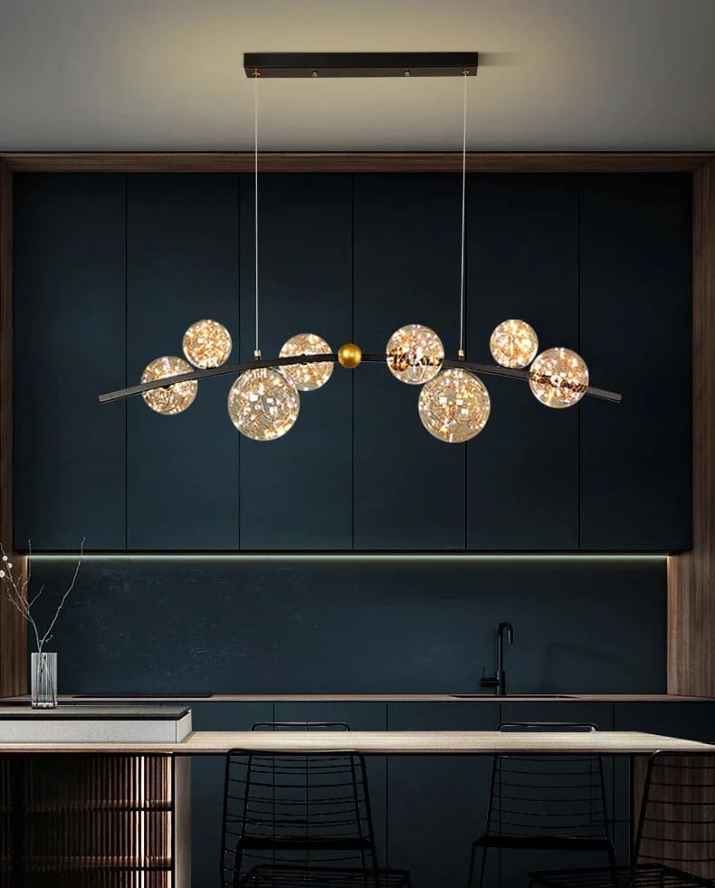 Suspension constellation à armature noire installée dans une salle à manger au style chic