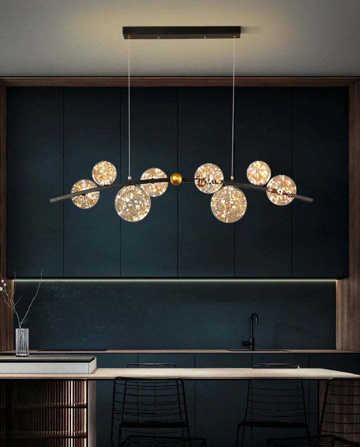 Suspension constellation à armature noire installée dans une salle à manger au style chic