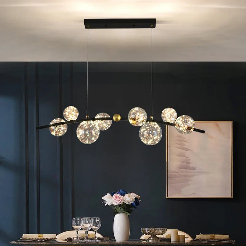 Suspension constellation en verre transparent valorisant une salle à manger au design contemporain