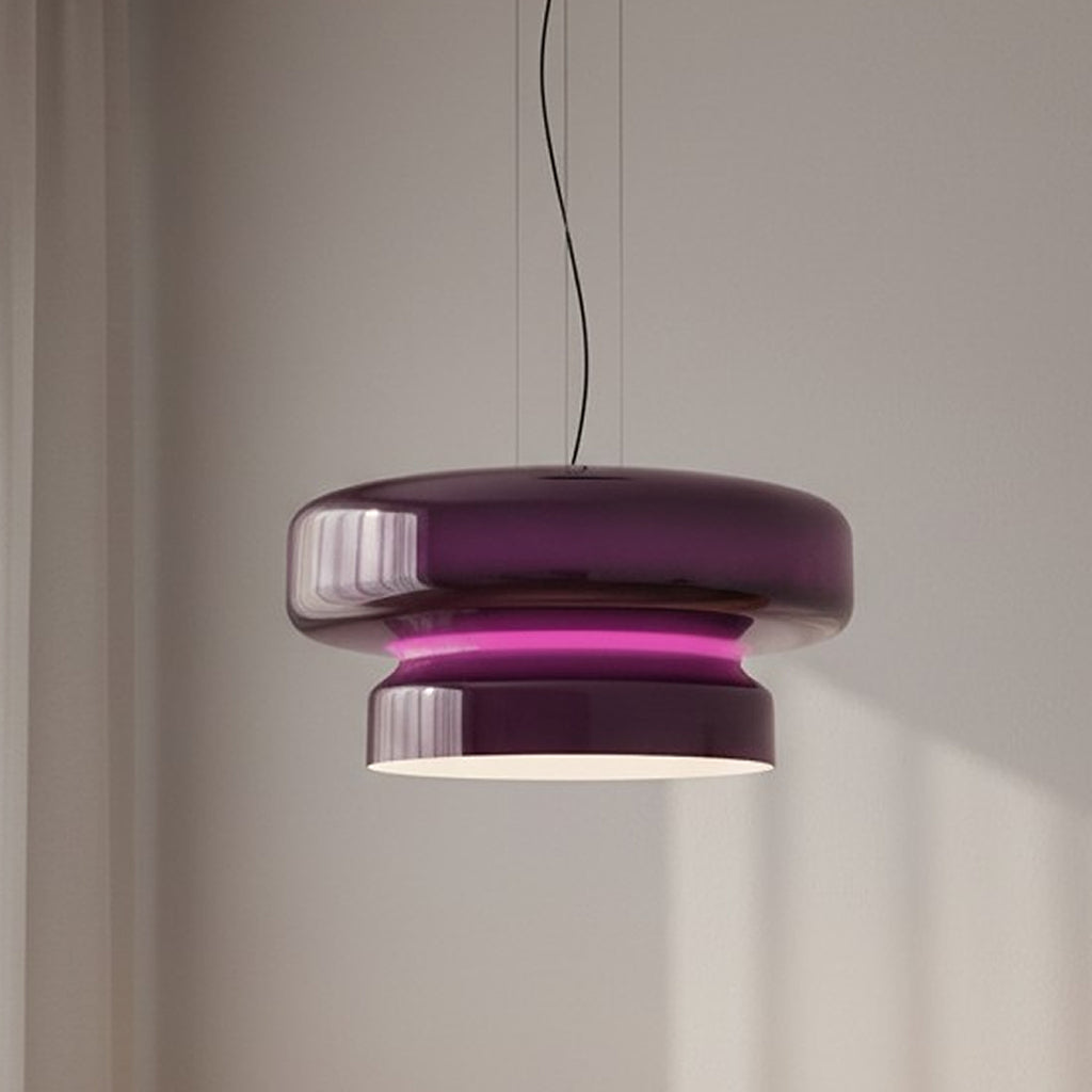 Suspension au style contemporain et vintage en verre fumé violet allumée sur un fond mural clair et épuré.