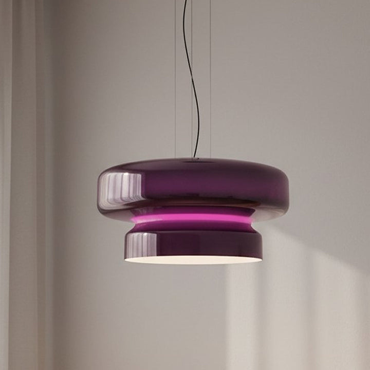 Suspension au style contemporain et vintage en verre fumé violet allumée sur un fond mural clair et épuré.