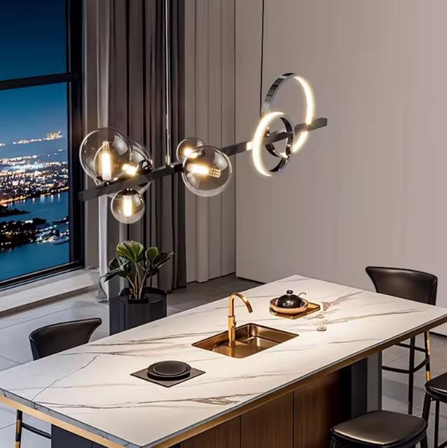Suspension contemporaine avec anneaux LED et globes en verre fumé, parfaite pour éclairer un îlot de cuisine avec une touche design élégante.