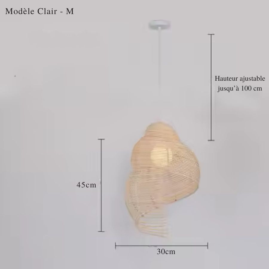 Version moyenne en rotin clair tressé, avec silhouette sculpturale inspirée d’un coquillage