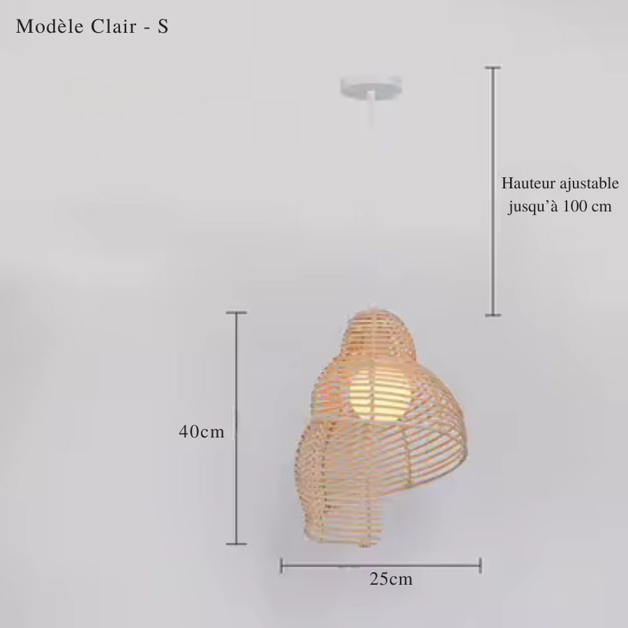 Petit modèle clair en rotin tressé, au design coquillage naturel et organique avec hauteur ajustable