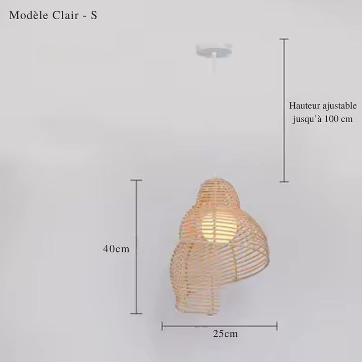 Petit modèle clair en rotin tressé, au design coquillage naturel et organique avec hauteur ajustable