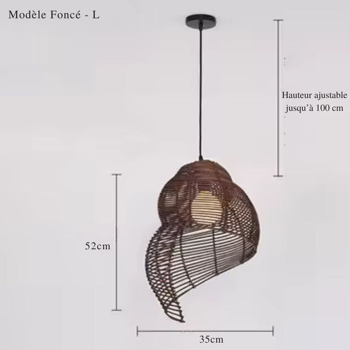 Format large en rotin foncé tressé pour une suspension coquillage au caractère exotique et artisanal