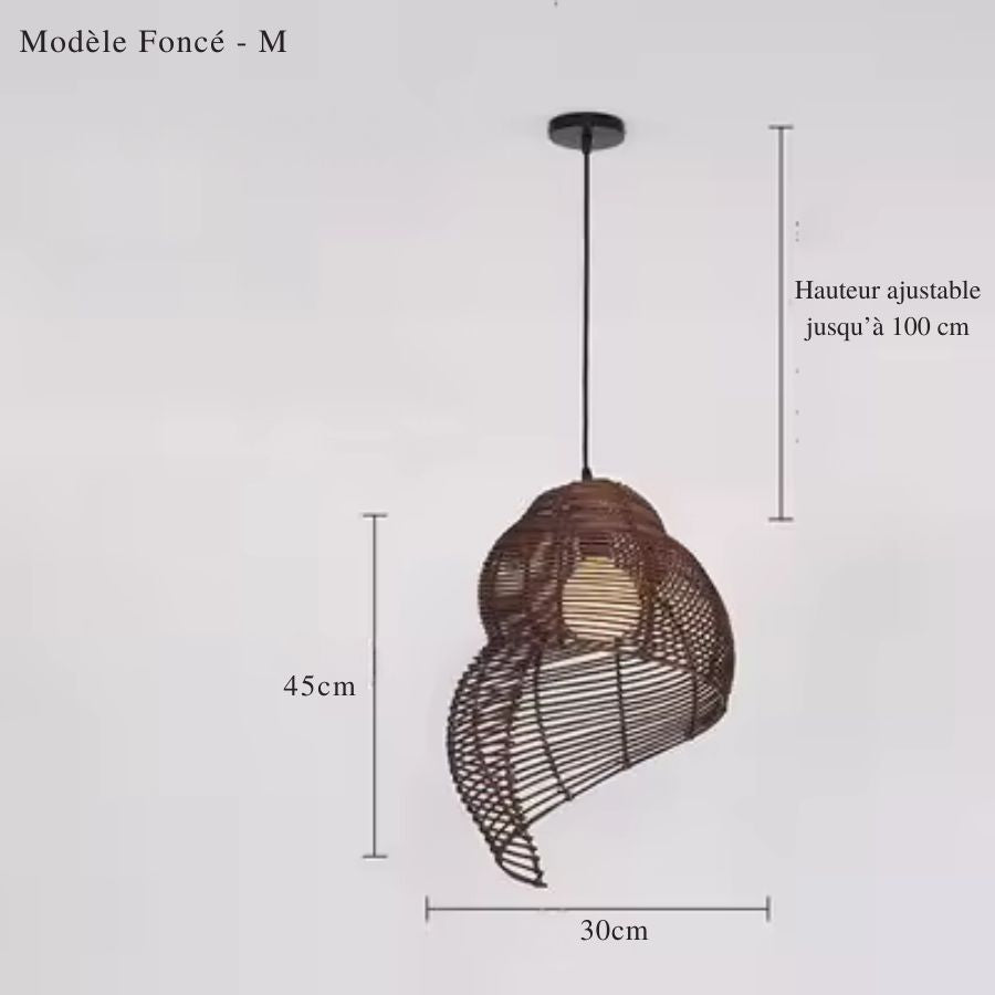 Le rotin foncé souligne les courbes sculpturales de cette suspension coquillage de taille moyenne