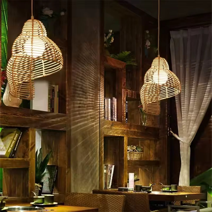 Sous une lumière tamisée, cette suspension coquillage en rotin tressé révèle un style exotique et chaleureux