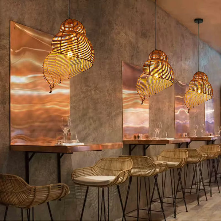 Au-dessus d’un bar, ces suspensions coquillage en rotin tressé diffusent une ambiance bohème, naturelle et chaleureuse