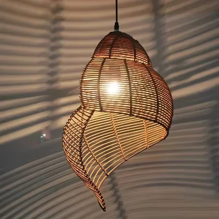 Forme de coquillage en rotin tressé pour une suspension bohème et naturelle aux lignes organiques