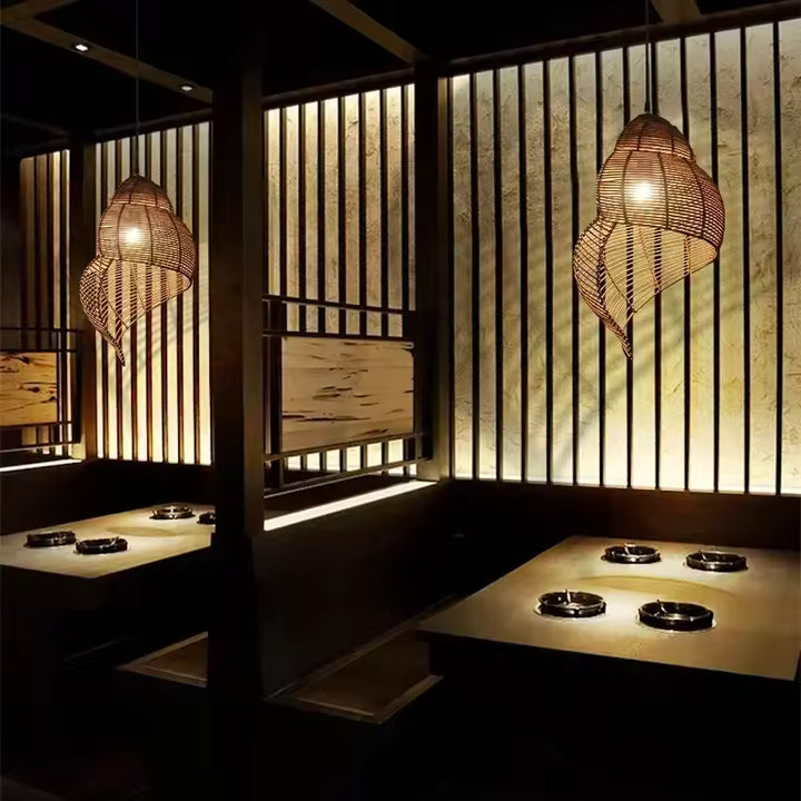 Dans une ambiance chaleureuse, cette suspension coquillage en rotin tressé apporte un style bohème et exotique