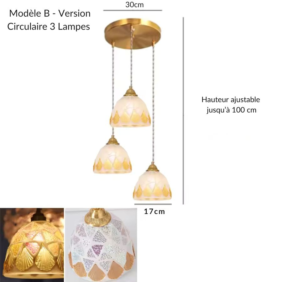 Suspension 3 lampes circulaire modèle B en verre façonné irisé, ornée de motifs coquillage dorés