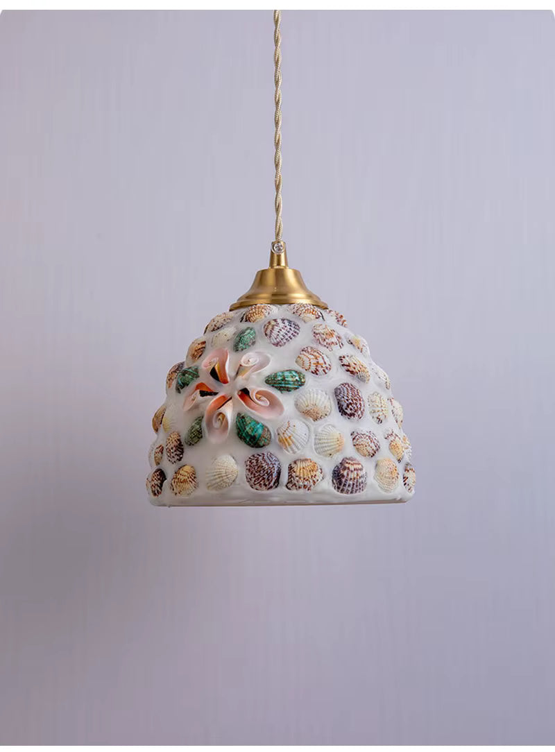 Suspension coquillage en verre façonné au style rétro marin, avec décor multicolore et élégante monture dorée