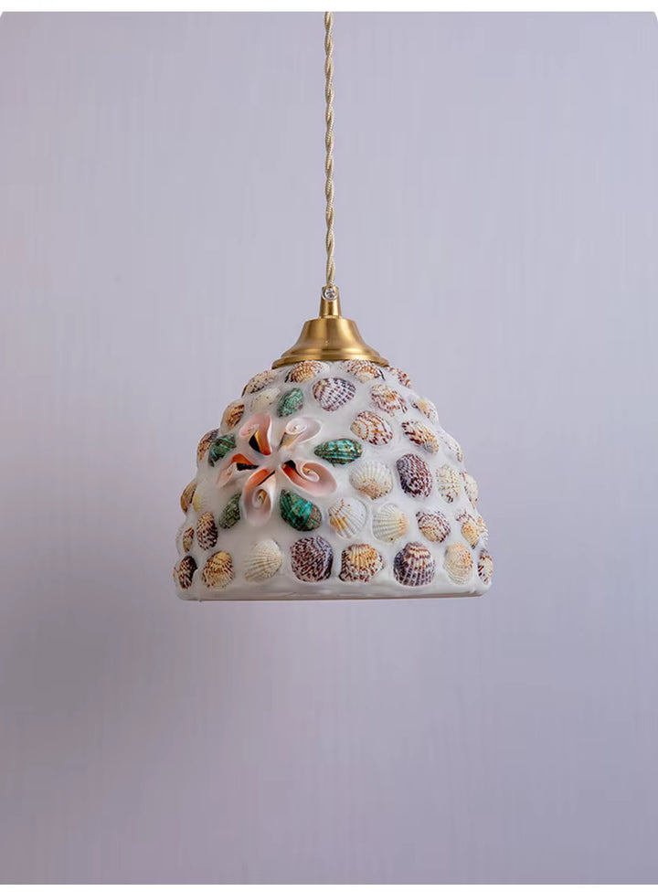 Suspension coquillage en verre façonné au style rétro marin, avec décor multicolore et élégante monture dorée