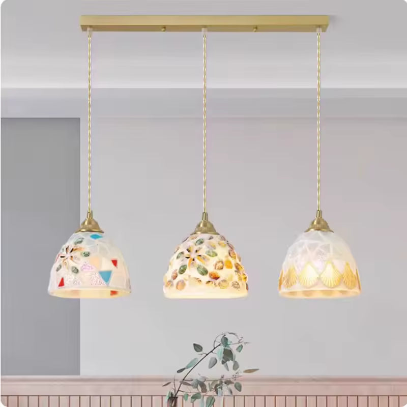 Suspension triple en verre façonné ornée de coquillages, au style bord de mer délicat et coloré