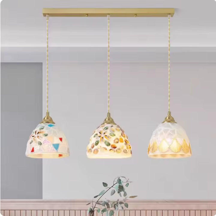 Suspension triple en verre façonné ornée de coquillages, au style bord de mer délicat et coloré