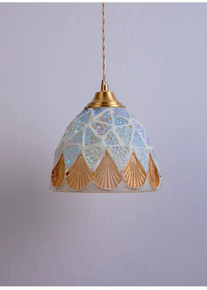 Suspension coquillage en verre irisé et doré, au style côtier élégant avec abat-jour façonné aux reflets nacrés