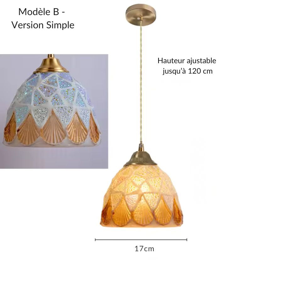 Suspension simple modèle B en verre façonné irisé et coquillages dorés, au style côtier raffiné