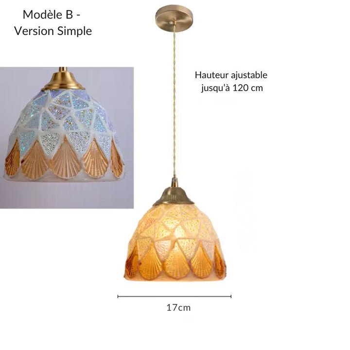 Suspension simple modèle B en verre façonné irisé et coquillages dorés, au style côtier raffiné