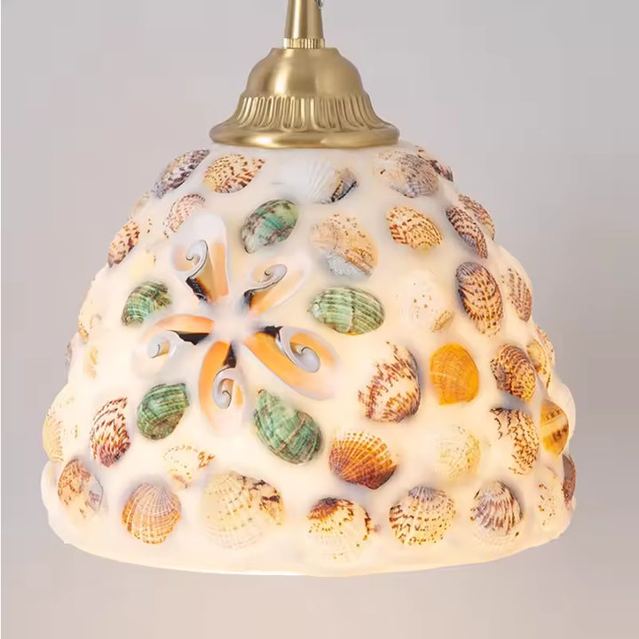Suspension en verre façonné décorée de coquillages colorés, au style marin original avec finition dorée