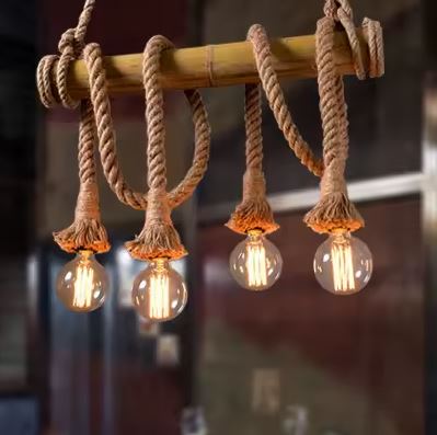 Suspension corde et bois avec ampoules apparentes, un luminaire artisanal idéal pour une ambiance rétro et chaleureuse.
