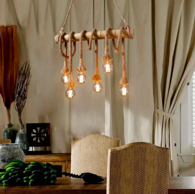 Suspension corde et bois avec ampoules vintage, parfaite pour une décoration rustique et chaleureuse dans une salle à manger.