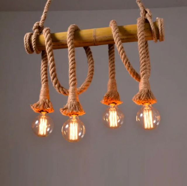 Suspension corde et bois avec ampoules LED vintage, parfaite pour une décoration rustique et chaleureuse.