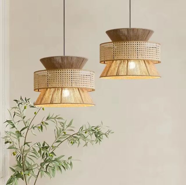 Suspension corde naturelle au design en cannage et corde tressée, parfaite pour une déco artisanale, végétale et chaleureuse.