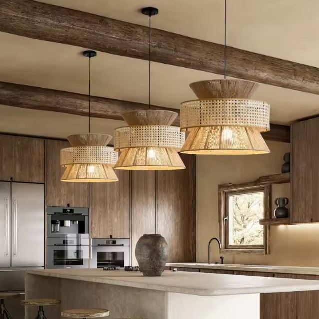 Suspension corde naturelle avec abat-jour en cannage et finition bois, idéale pour une cuisine chaleureuse au style rustique et raffiné.
