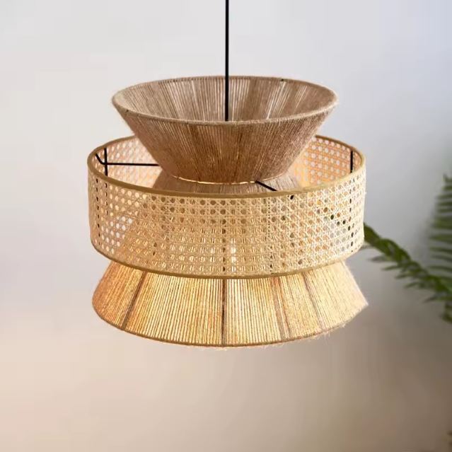 Suspension corde naturelle au design unique mêlant cordage tendu et cannage, idéale pour une décoration minimaliste et naturelle.