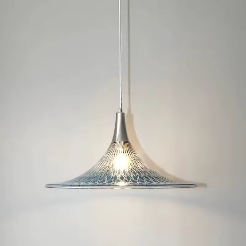 Suspension en acrylique imprimé aux lignes de corolle, mêlant design organique, contemporain et sculptural