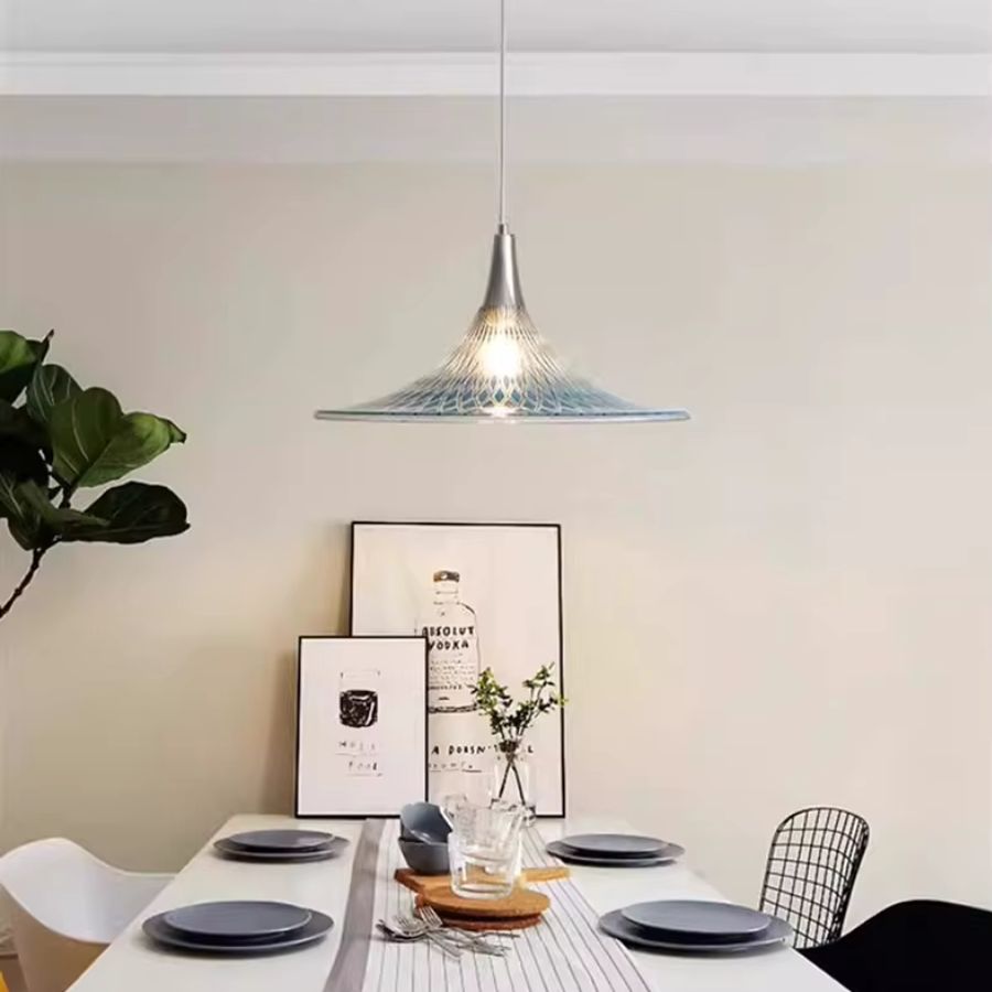 Élégante au-dessus d’une table, cette suspension corolle en acrylique affiche un style contemporain, léger et graphique