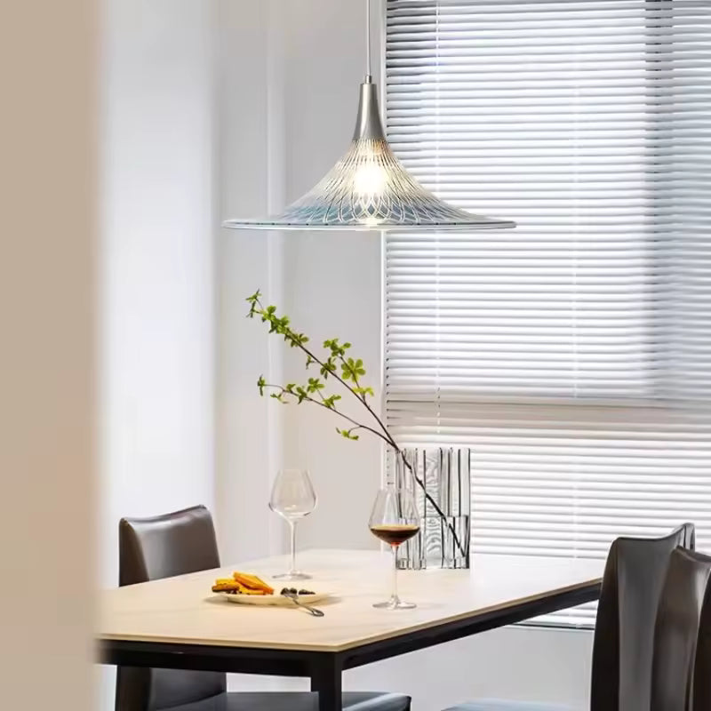 Au-dessus d’une table à manger, cette suspension corolle en acrylique apporte une touche design et contemporaine
